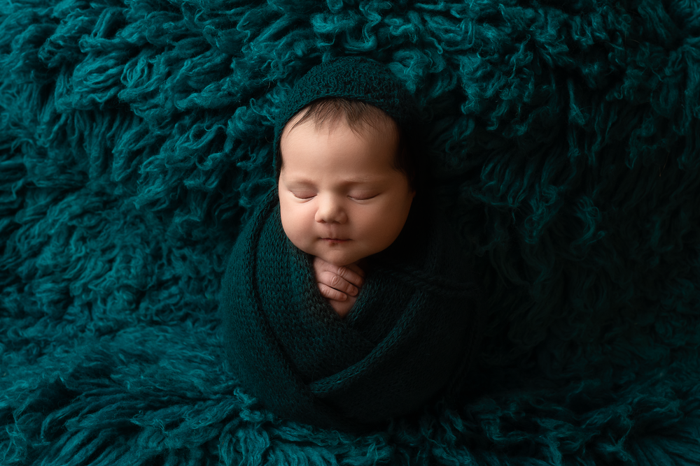 Deep green knitted wrap & 2 bonnets