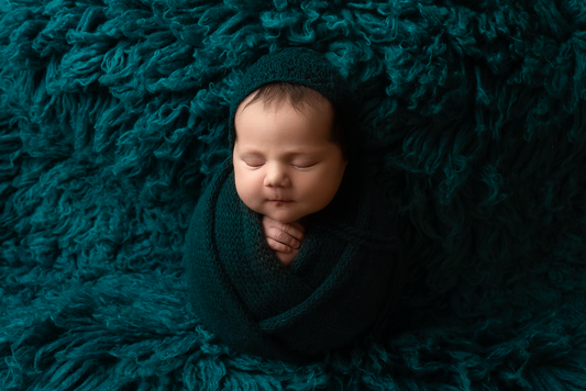 Deep green knitted wrap & 2 bonnets