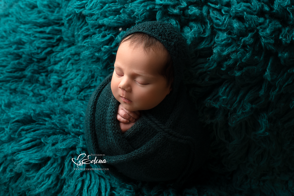 Deep green knitted wrap & 2 bonnets