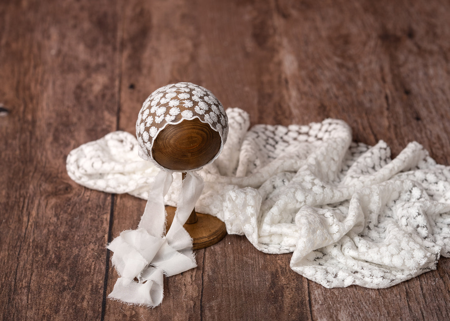 Frosted bonnet & wrap