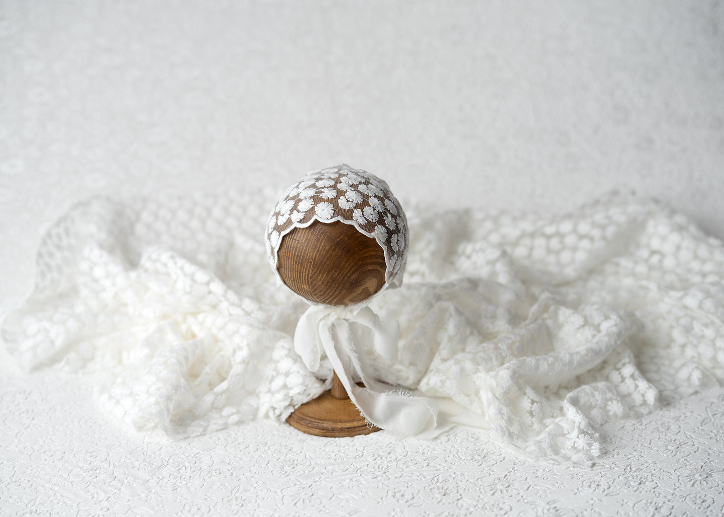 Frosted bonnet & wrap